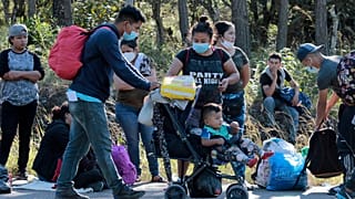 Migranten stehen Schlange vor Polizeikontrolle in der Nähe der Grenze zu Guatemala