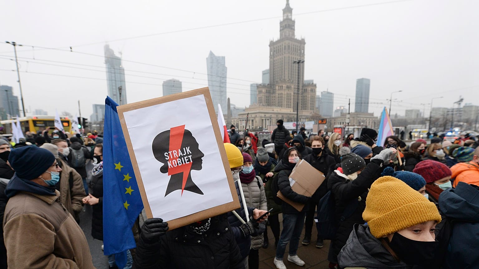 Акция протеста в Варшаве против закона об абортах, декабрь 2020 года. 