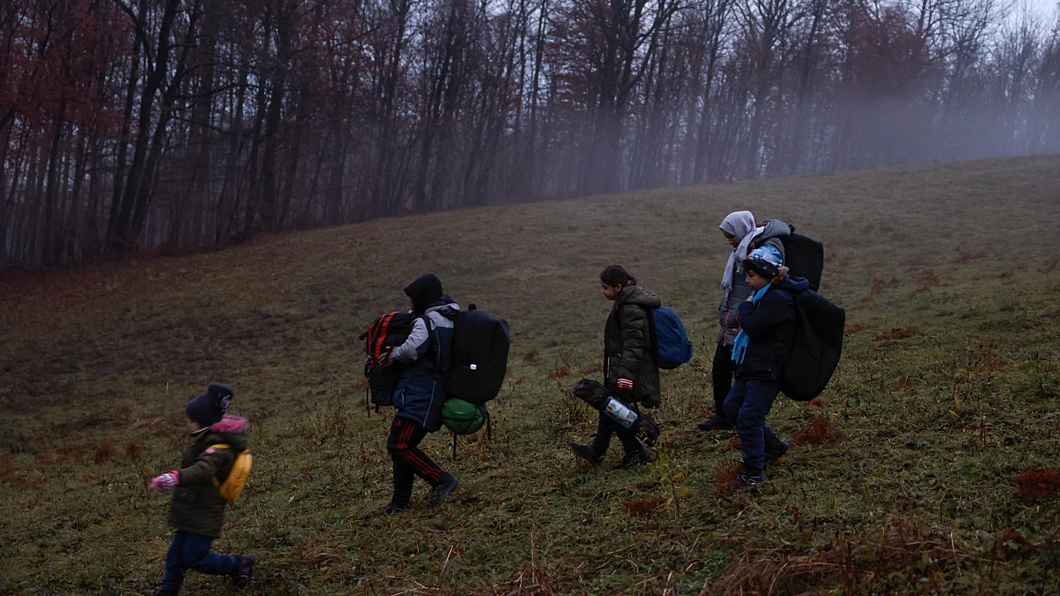 Un grupo de migrantes cruza la frontera entre Bosnia Herzegovina y Croacia