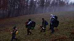 Un grupo de migrantes cruza la frontera entre Bosnia Herzegovina y Croacia