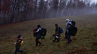 Un grupo de migrantes cruza la frontera entre Bosnia Herzegovina y Croacia