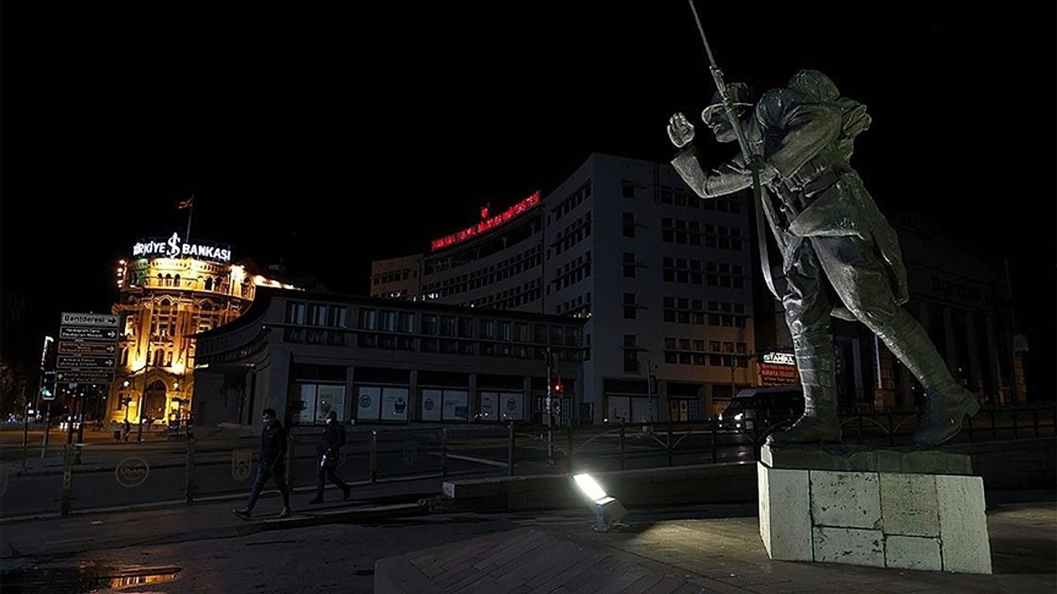 Türkiye'de haftasonu uygulanan Covid-19 kısıtlamaları sona erdi