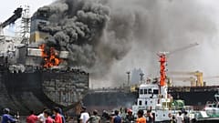 Endonezya'nın Belavan limanında alev alan tanker (Arşiv)