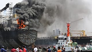 Endonezya'nın Belavan limanında alev alan tanker (Arşiv)