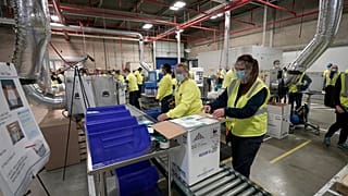 الولايات المتحدة تبدأ حملة التلقيح الاثنين وألمانيا تفرض إغلاقاً جزئياً