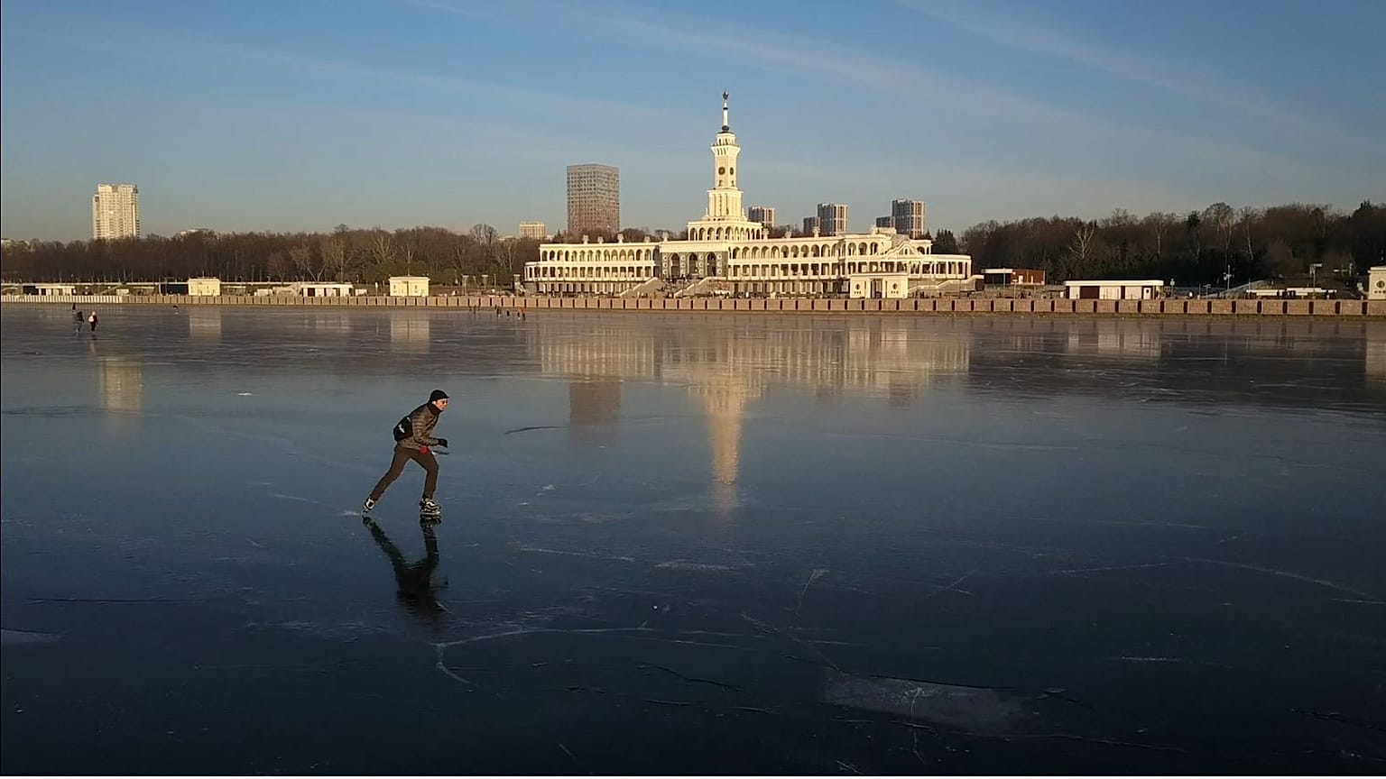 Москвичи наслаждаются хорошей погодой на Химкинском водохранилище.
