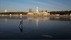 Москвичи наслаждаются хорошей погодой на Химкинском водохранилище.