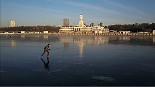 Москвичи наслаждаются хорошей погодой на Химкинском водохранилище.