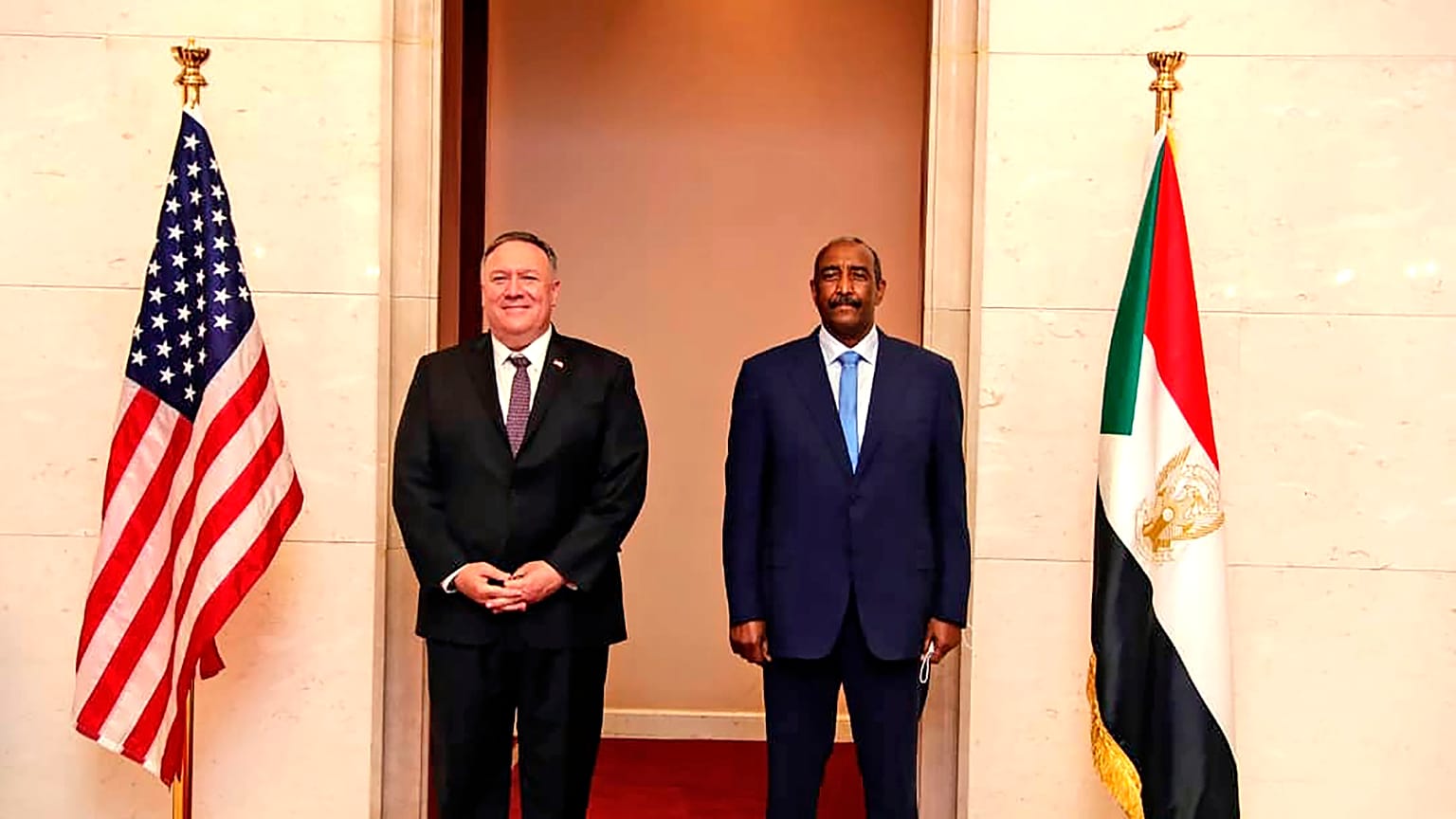 Sudan Egemenlik Konseyi Başkanı  Abdulfettah el-Burhan ile ABD Dışişleri Bakanı Mike Pompeo