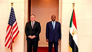 Sudan Egemenlik Konseyi Başkanı  Abdulfettah el-Burhan ile ABD Dışişleri Bakanı Mike Pompeo