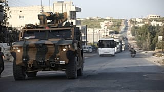 رتل عسكري تركي يمر عبر  قرية "أورم الجوز" بمحافظة إدلب السورية ، الثلاثاء، 20 تشرين الأول 2020.