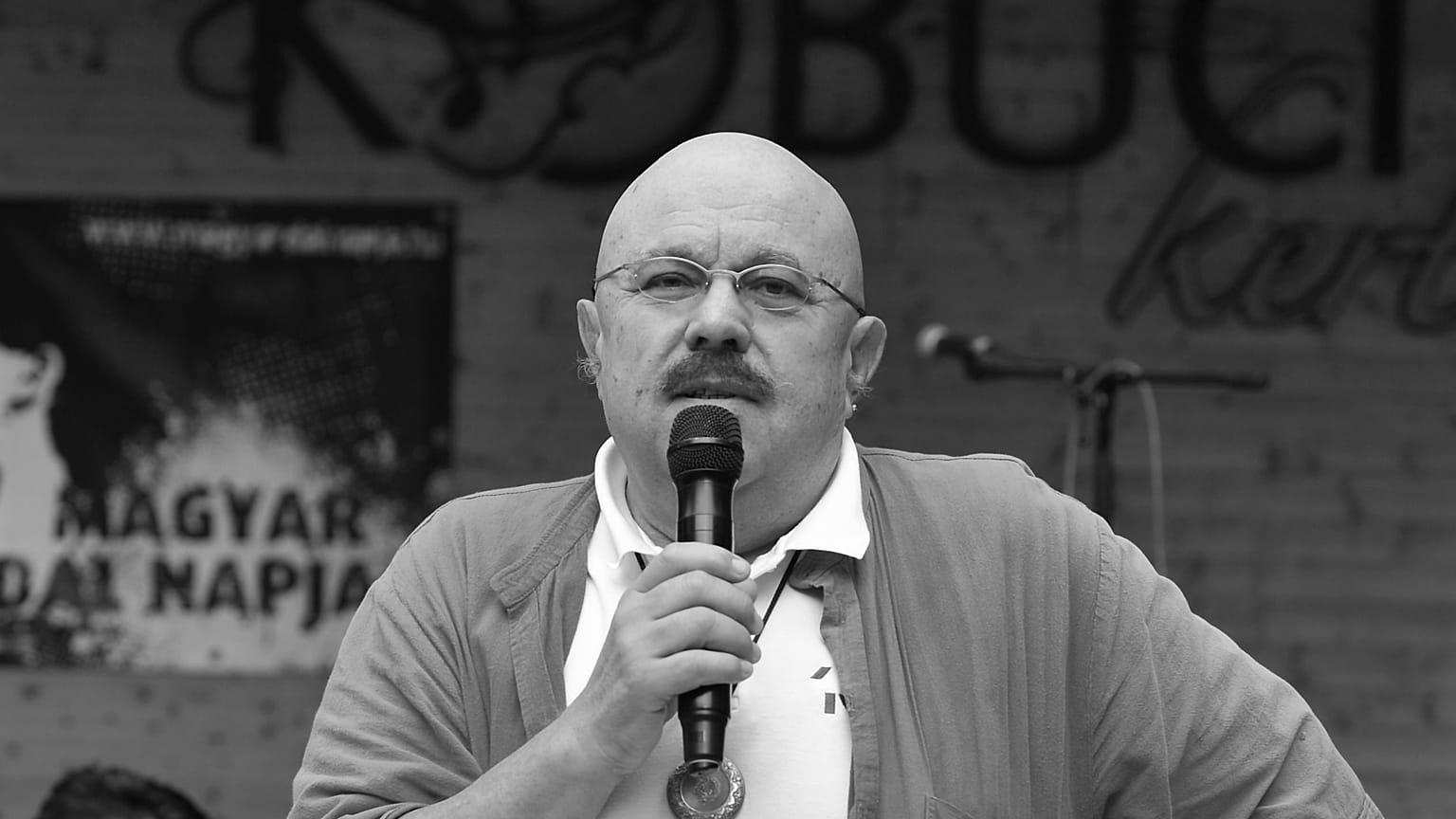 Bergendy István a Kobuci kertben