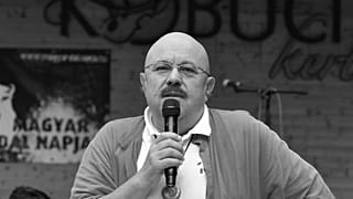 Bergendy István a Kobuci kertben