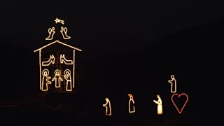 Une crèche spectaculaire illumine les "Cinq Terre" en Italie