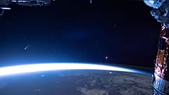 Вид на Землю и комету Неовайз с борта МКС 5 июля 2020