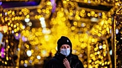 Maske takan bir Avrupalı yılbaşı süslemeleri altında