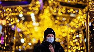 Maske takan bir Avrupalı yılbaşı süslemeleri altında