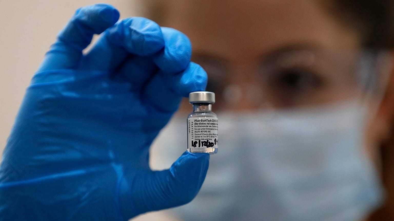 İngiltere'nin başkenti Londra'da bir hastanede Pfizer-BionTech aşısını elinde tutan bir hemşire