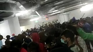 Hindistan'da paralarını alamayan iPhone fabrikası işçileri fabrikayı ateşe verdi