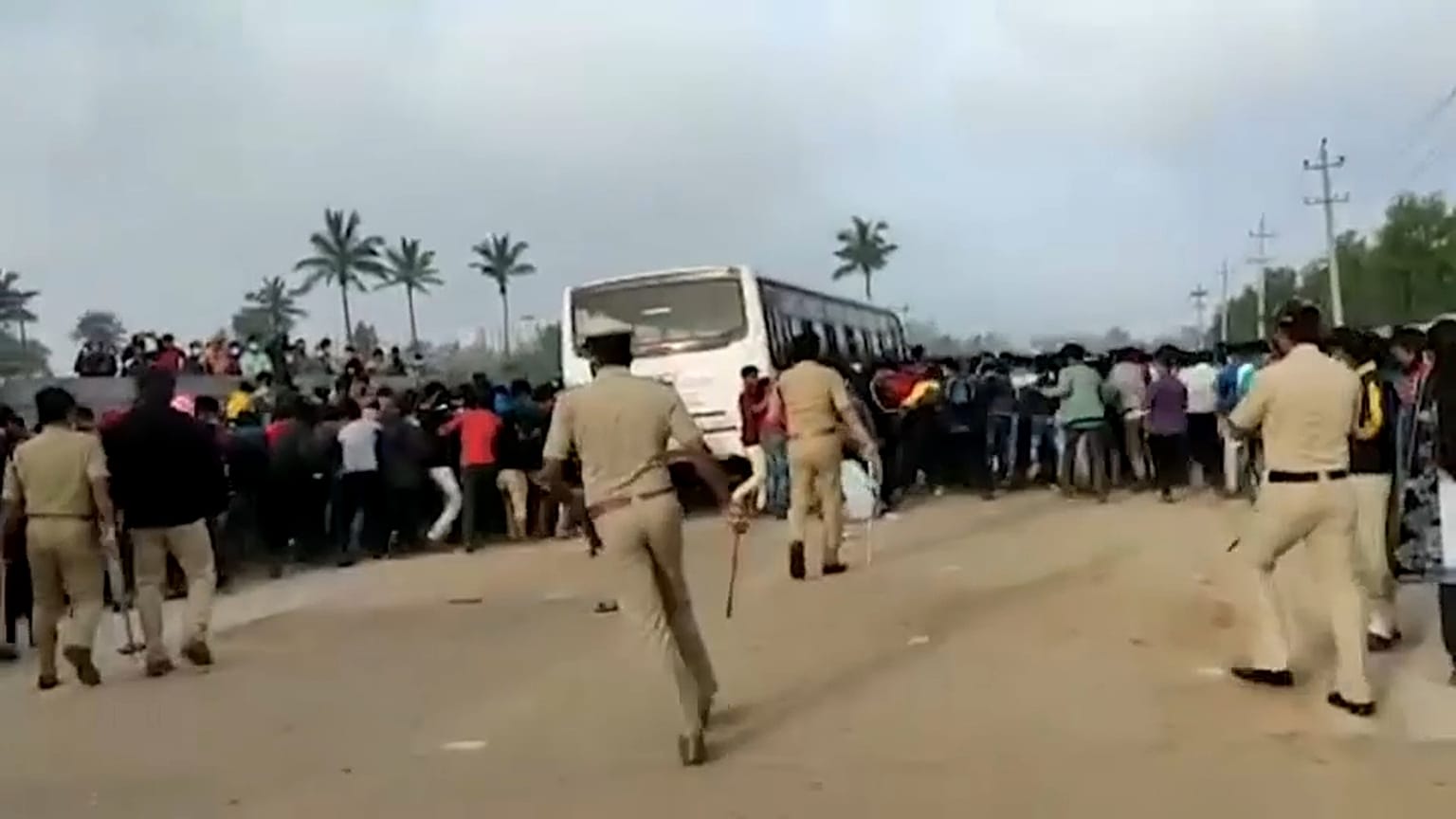 Represión de un motín en una fábrica de Iphone en la India