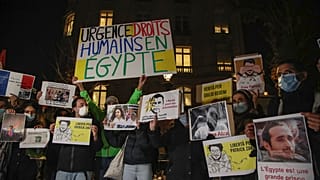 احتجاجات ضد الرئيس المصري عبد الفتاح السيسي أمام مجلس الأمة في باريس 2020.