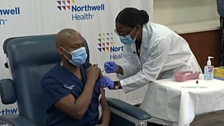 Momento en el que el Doctor Yves Duroseau, jefe de medicina de emergencia del Hospital Lenox Hill, es vacunado.