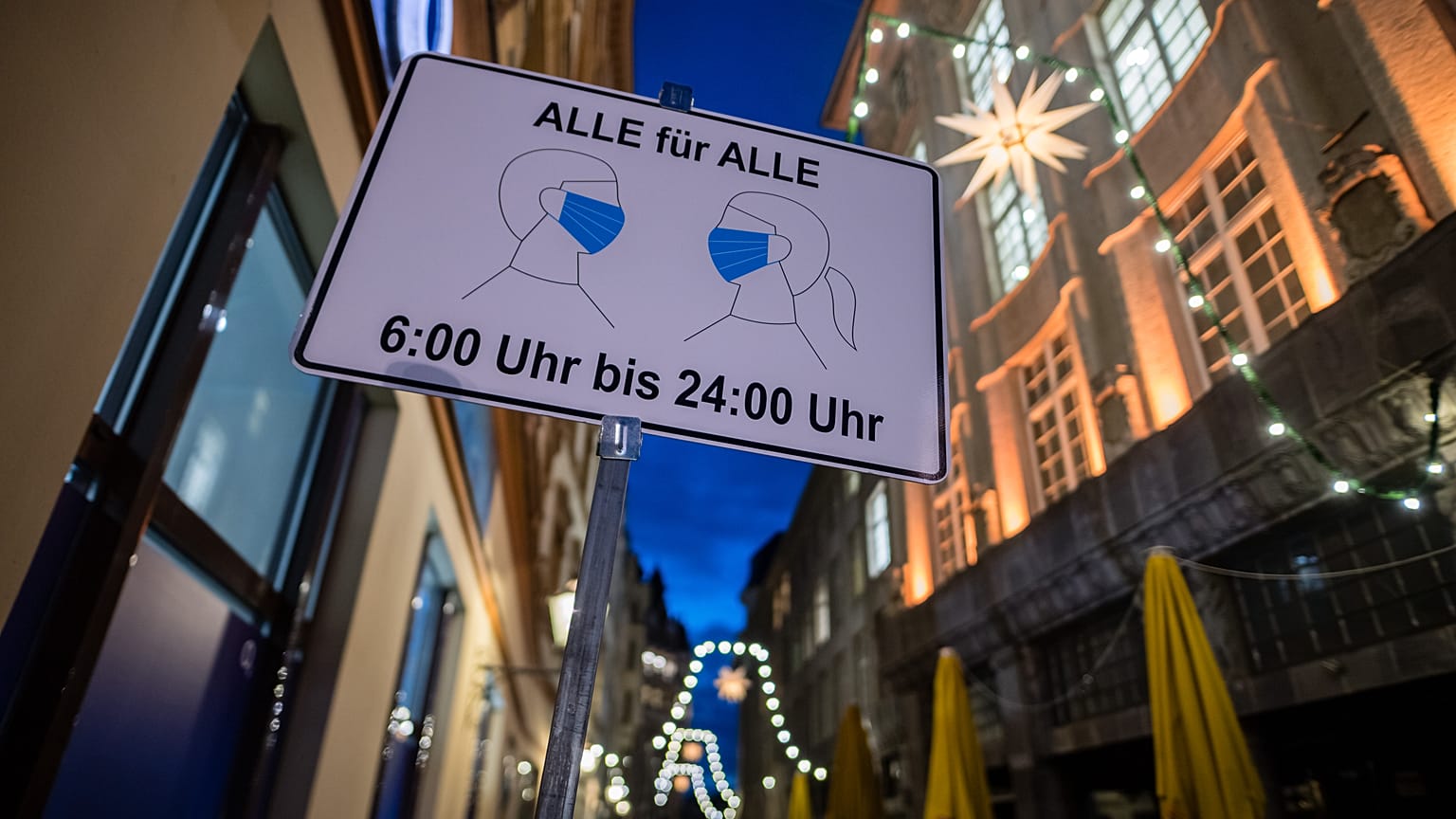 Hinweisschild auf Maskenpflicht