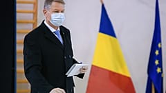 Klaus Iohannis román államfő voksol a 2020. december 6-ai parlamenti választásokon