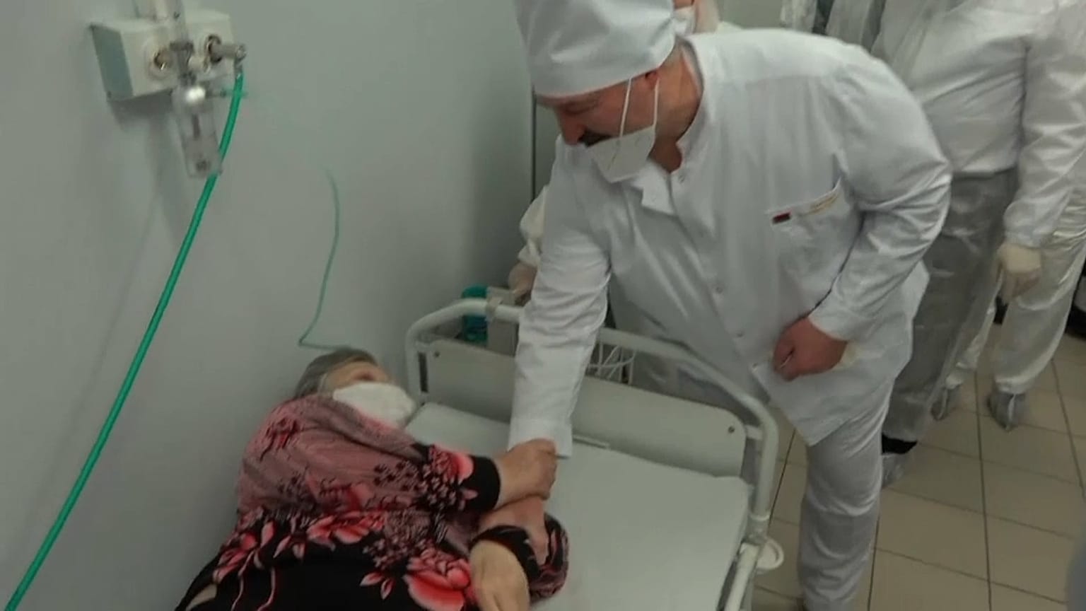 Lukaschenko nimmt seine Maske vor Covid-Patentin ab - Screenshot -
