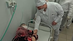 Lukaschenko nimmt seine Maske vor Covid-Patentin ab - Screenshot -