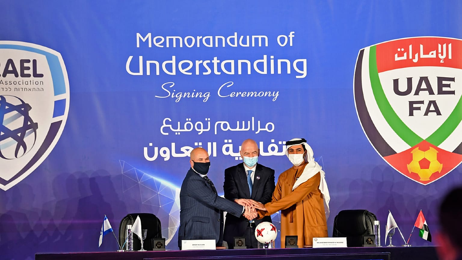 رئيس الاتحاد الإسرائيلي لكرة القدم أورين حسون ورئيس الفيفا جياني إنفانتينو ورئيس اتحاد الإمارات لكرة القدم الشيخ راشد بن حميد النعيمي خلال  توقيع اتفاقية تعاون في دبي.