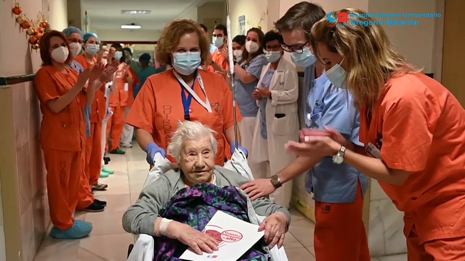 Elena recibe el aplauso del personal sanitario del Gregorio Marañón al recibir el alta