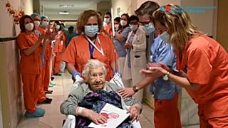Elena recibe el aplauso del personal sanitario del Gregorio Marañón al recibir el alta