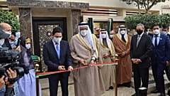 وزير الخارجية المغربي ناصر بوريطة ونظيره البحريني عبد اللطيف الزياني يفتتحان قنصلية مملكة البحرين في مدينة العيون، المدينة الرئيسية في منطقة الصحراء الغربية المتنازع عليها