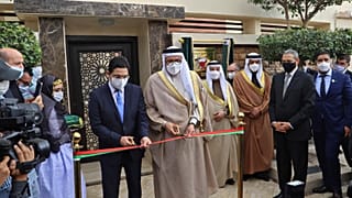 وزير الخارجية المغربي ناصر بوريطة ونظيره البحريني عبد اللطيف الزياني يفتتحان قنصلية مملكة البحرين في مدينة العيون، المدينة الرئيسية في منطقة الصحراء الغربية المتنازع عليها