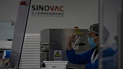 Çinli Sinovac ilaç firmasına ait bir fabrikada görevli şahıs, üretilen şırıngaları incelerken 