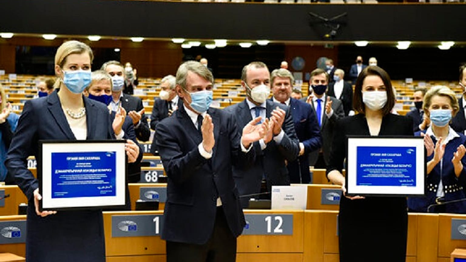 Sviatlana Tsikhanouskaya al Parlamento europeo con David Sassoli, il presidente dell'eurocamera