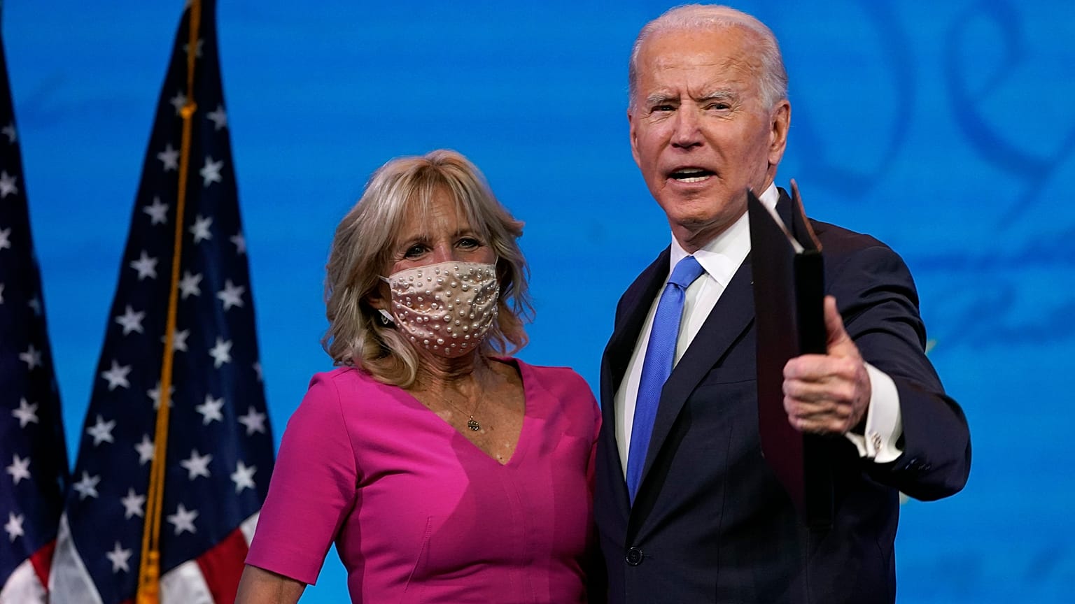 El presidente electo, Joe Biden, saluda tras su discurso a la nación