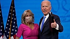 El presidente electo, Joe Biden, saluda tras su discurso a la nación