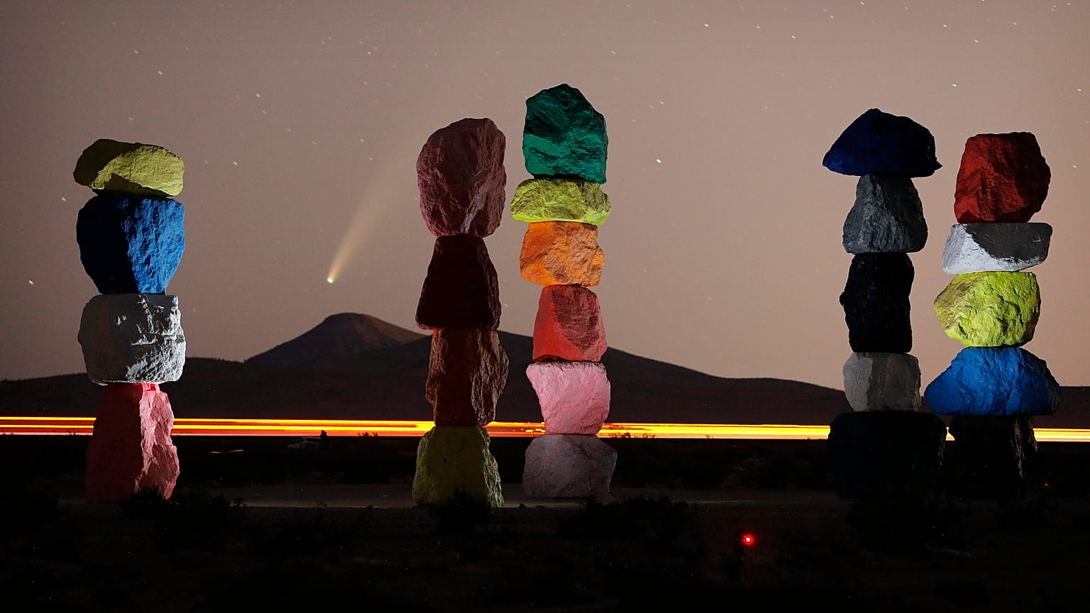 La cometa Neowise dietro un'installazione artistica chiamata "Le sette montagne magiche" di Ugo Rondinone, vicino Las Vegas, lo scorso 16 luglio