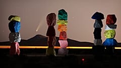 La cometa Neowise dietro un'installazione artistica chiamata "Le sette montagne magiche" di Ugo Rondinone, vicino Las Vegas, lo scorso 16 luglio