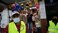Funcionarios advierten a los comerciantes del centro de Ciudad de México que deben cerrar a las cinco de la tarde