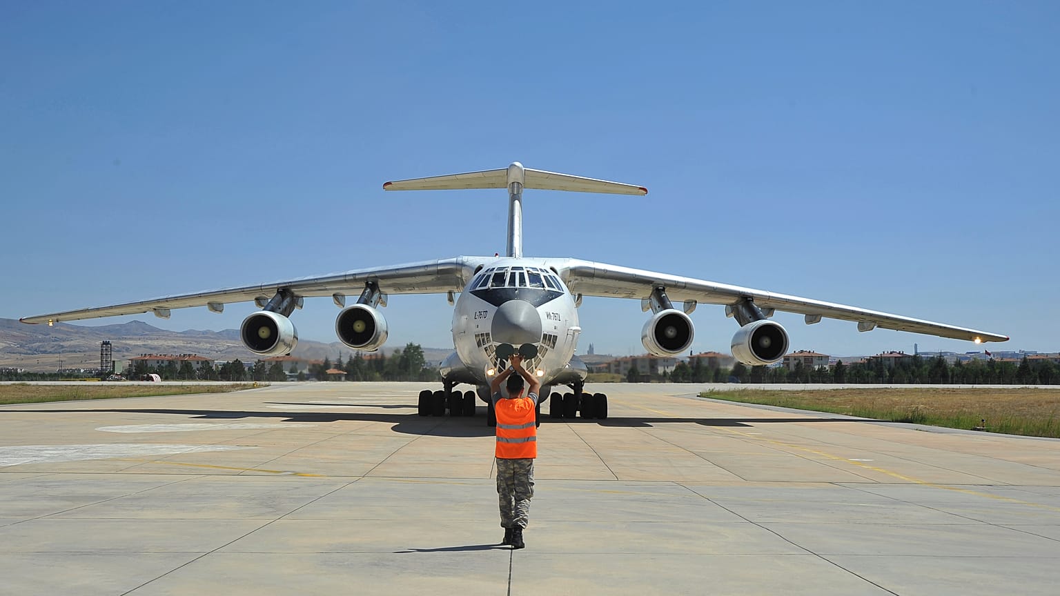 Russische Frachtmaschine bringt Teile des Systems in die Türkei.