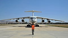 Russische Frachtmaschine bringt Teile des Systems in die Türkei.