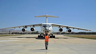 Russische Frachtmaschine bringt Teile des Systems in die Türkei.