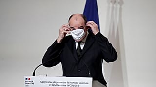 Le Premier ministre français Jean Castex enlève son masque durant une conférence de presse, le 3 décembre 2020 à Paris, France