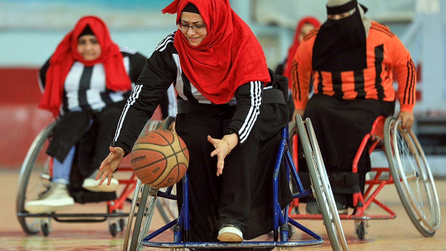 لاعبات كرة سلة يمنيات على كراسي متحركة في مواجهة الحرب والمجتمع