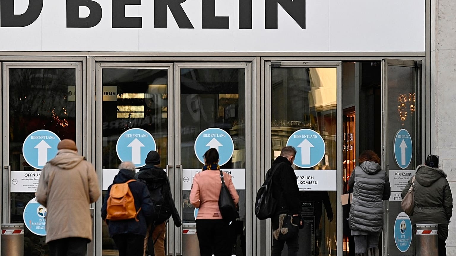 Menschen erledigen Einkäufe