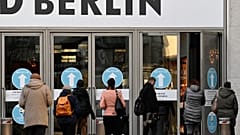 Menschen erledigen Einkäufe