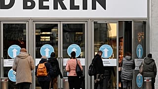Menschen erledigen Einkäufe